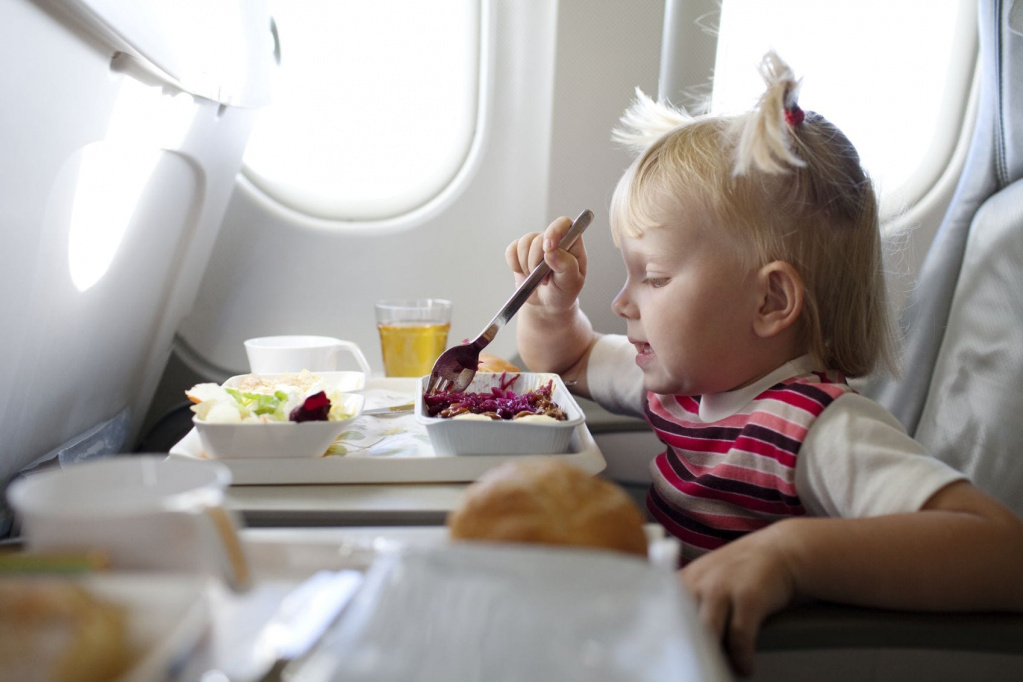 Еда в самолете для ребенка